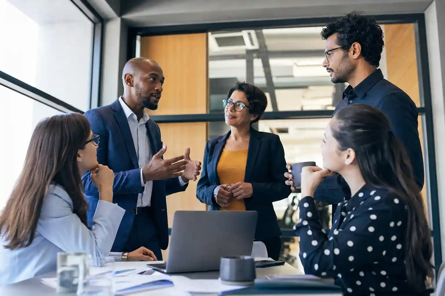 Profissionais discutindo estratégias de comunicação em uma agência de comunicação