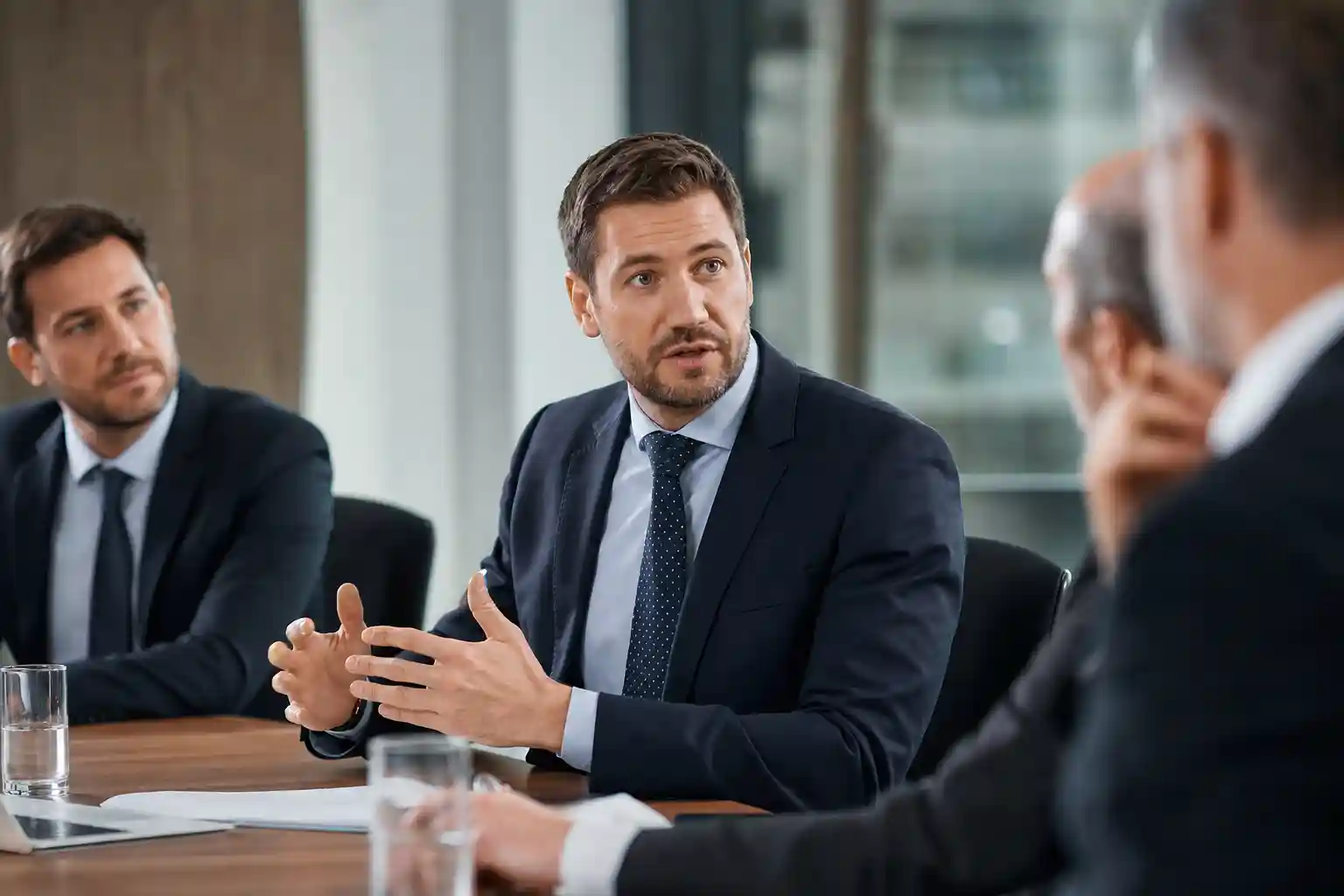 Empresário em reunião discutindo estratégia de imprensa