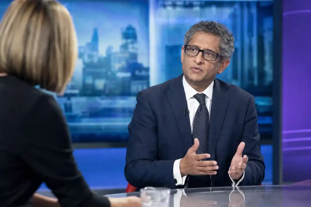 Profissional sendo entrevistado em um grande veículo de comunicação