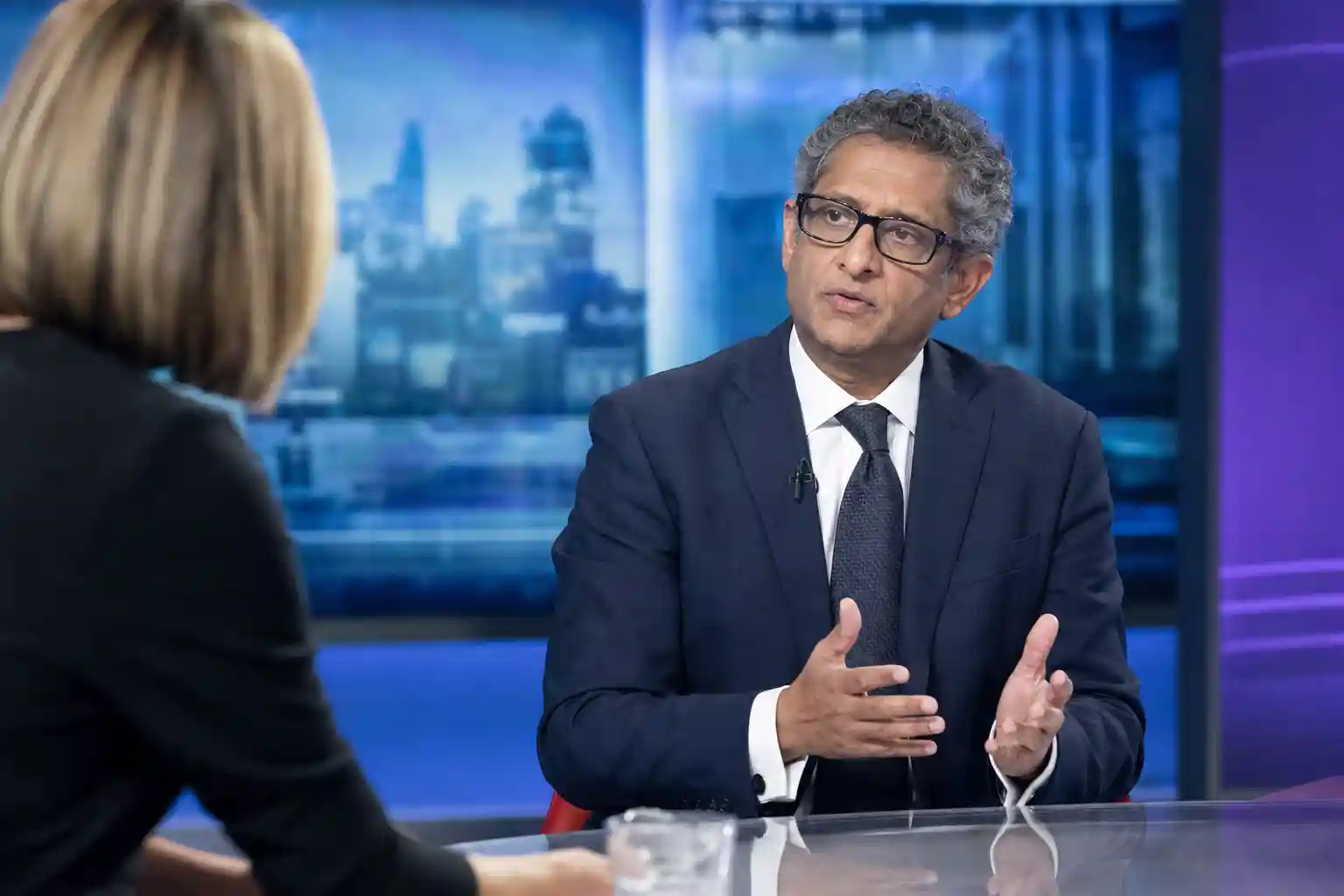 Profissional sendo entrevistado em um grande veículo de comunicação