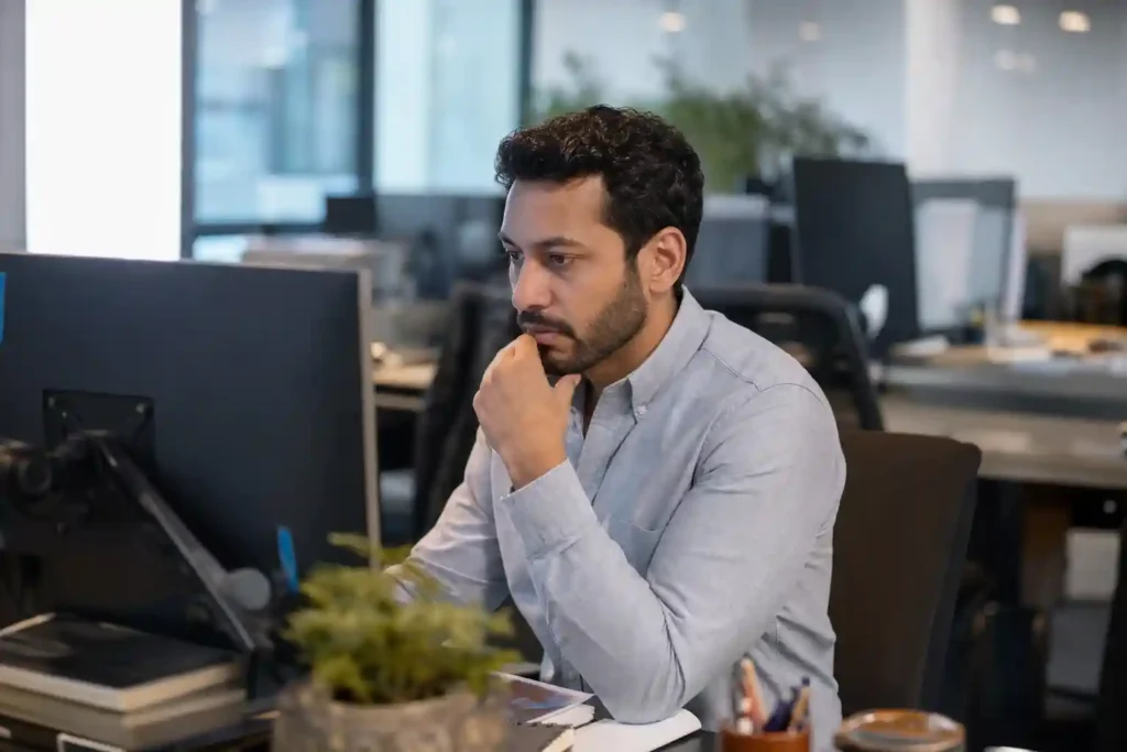 Jornalista lendo um release de imprensa em um computador